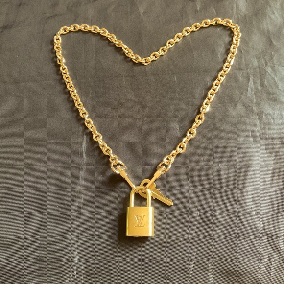 ✅ AUTHENTIC LOUIS VUITTON LOCK&KEY PENDANT - Picture 4 of 6